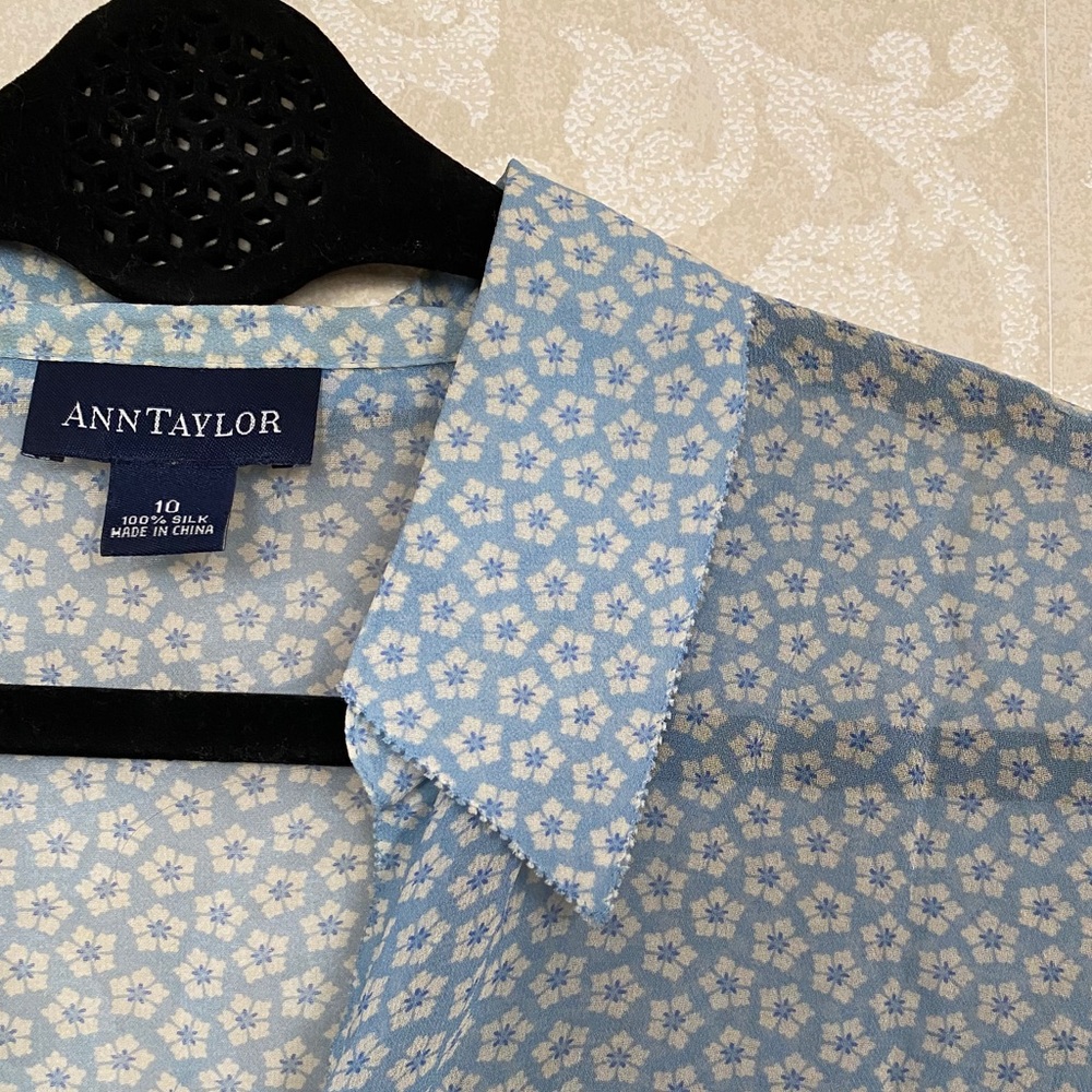 Vintage Ann Taylor 100% Silk Blue White Flower Top
